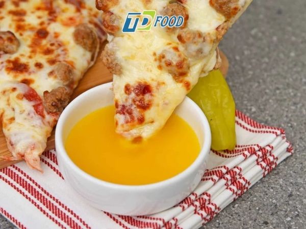 Lợi ích kinh tế khi doanh nghiệp sử dụng sốt bơ tỏi gói nhỏ cùng pizza